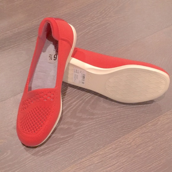 Cloudsteppers by Clarks Shoes - NWT! CLARKS Cloudstepper slip on knit shoes sneakers. Size 6.5. Coral color.